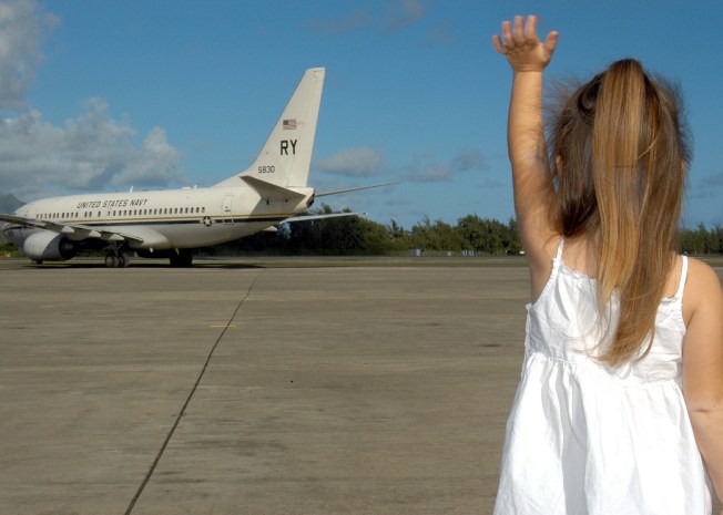 child-waving-goodbye-595429_1920.jpg